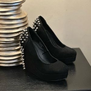 Rare Deena & Ozzy spike wedge heels size 9!